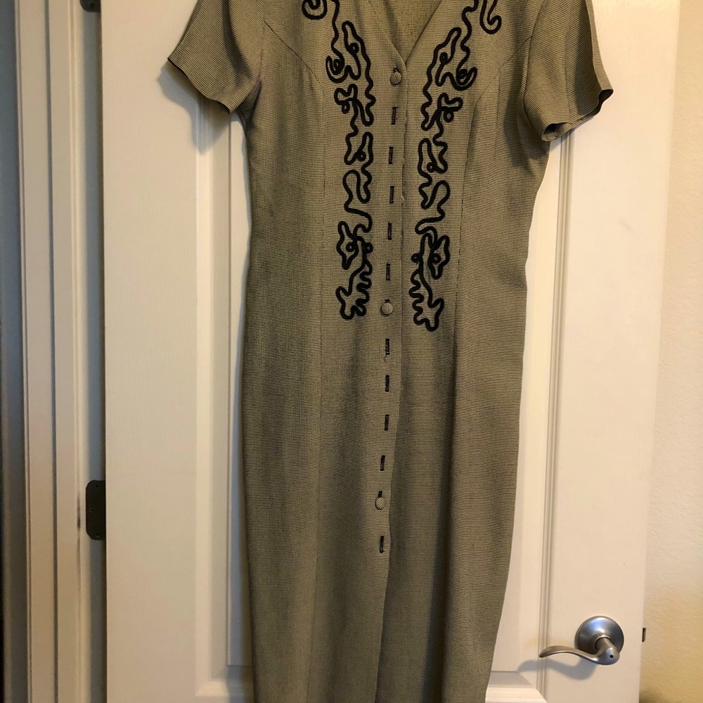 Dress w/embroidery
